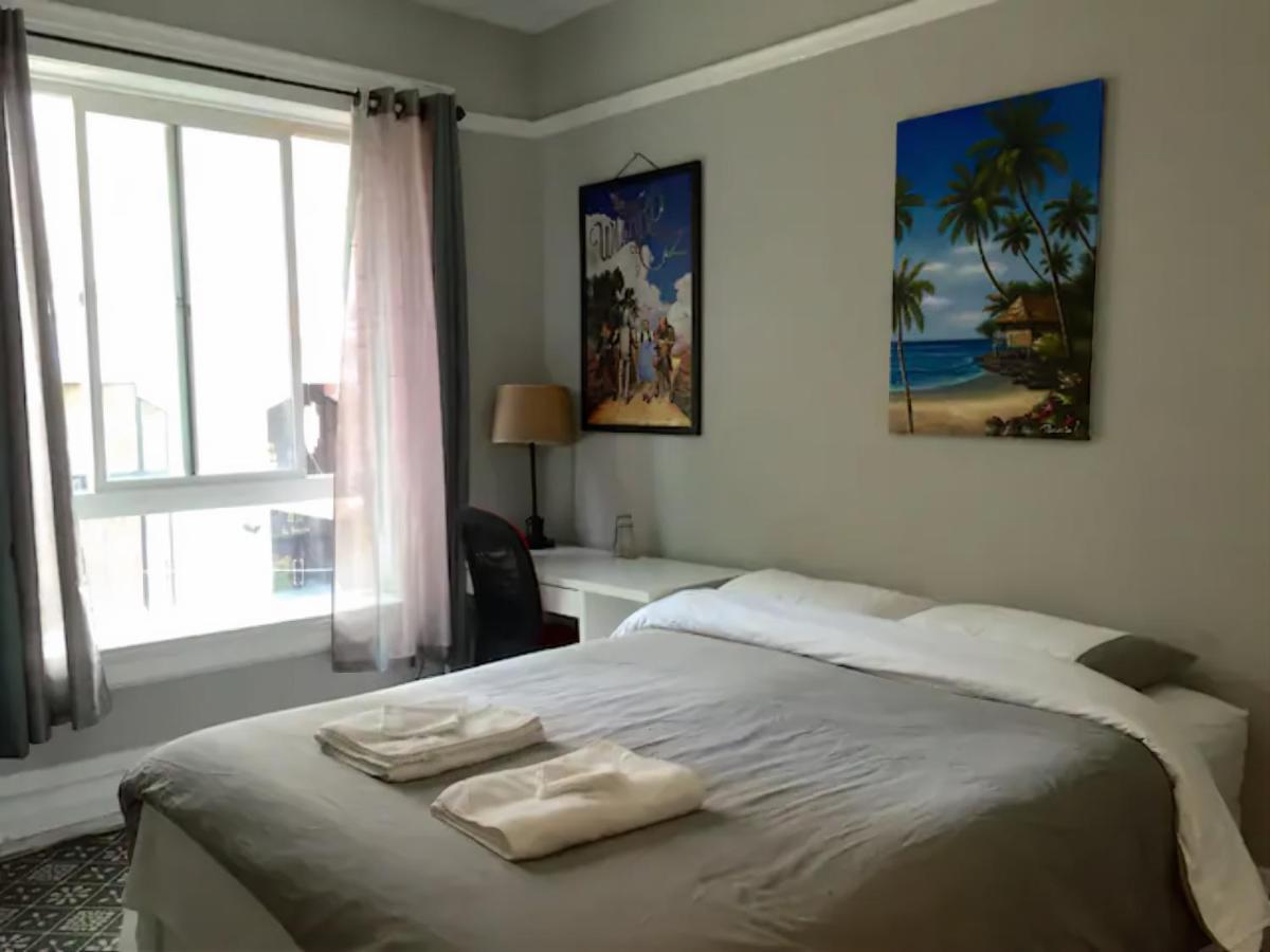 Chambre Lit Queen-Size avec Salle de Bains Commune