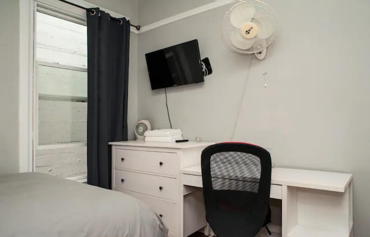 Chambre Lit Queen-Size avec Salle de Bains Commune