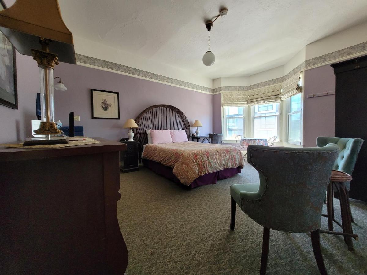 Chambre Lit Queen-Size avec Salle de Bains Commune