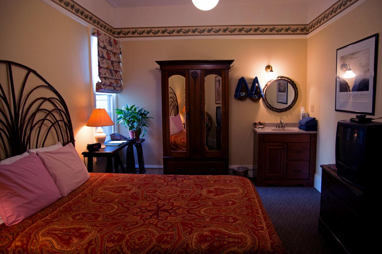 Chambre Lit Queen-Size avec Salle de Bains Commune